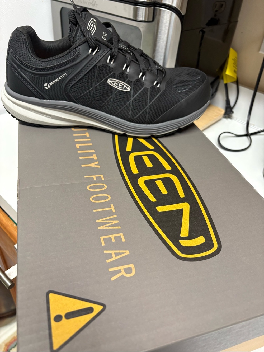New with box sz 10.5 Man's (comp toe) KEEN Utility Vista